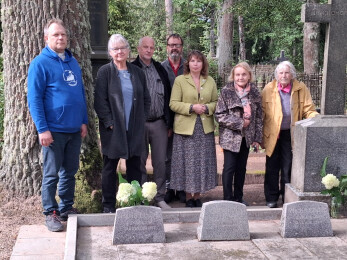 Hans Eineri j&auml;reltulijad k&uuml;lastasid oma esivanema kalmu&nbsp;